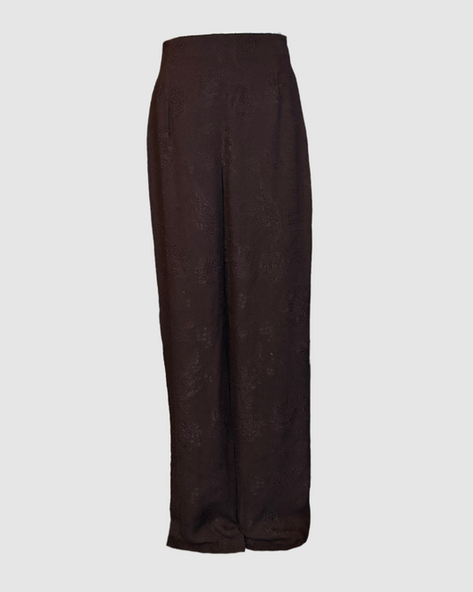 Pantalones cafés con textura