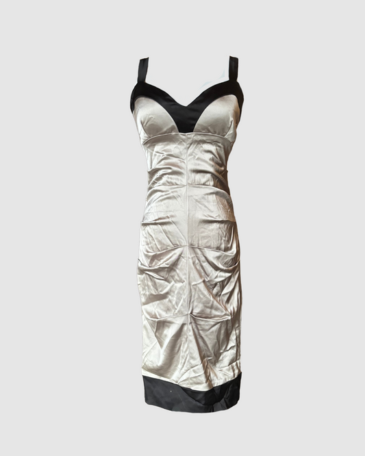 Vestido midi beige y negro satinado