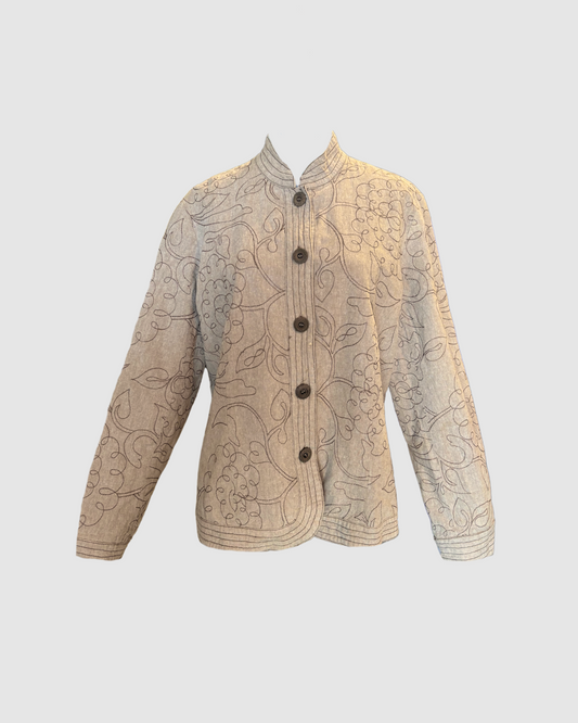 Chaqueta café con diseño bordado