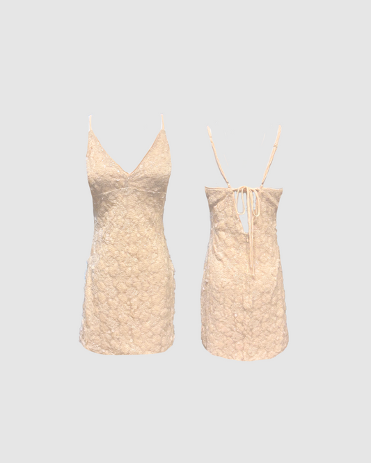 Vestido corto beige con lentejuelas