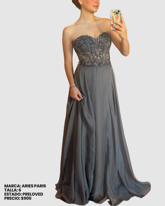 Vestido largo gris strapless con pedrería