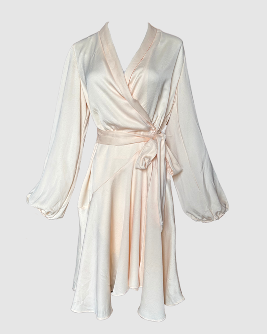 Vestido corto beige satinado