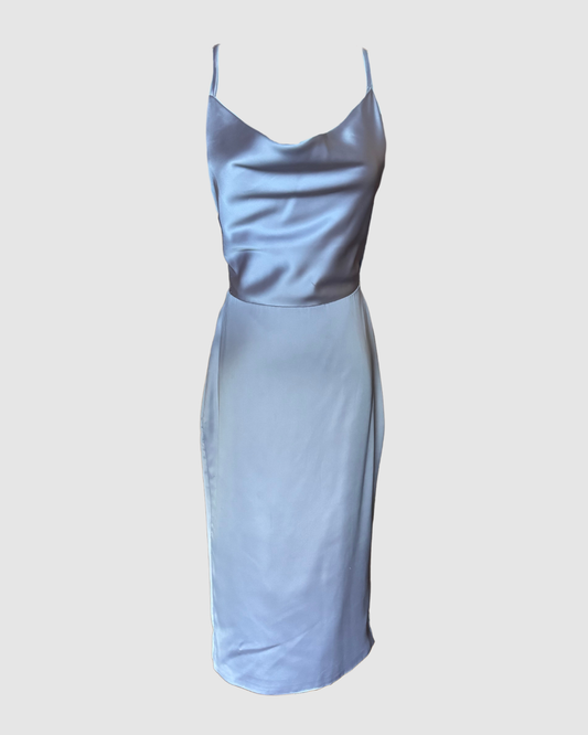 Vestido midi morado claro satinado sin espalda