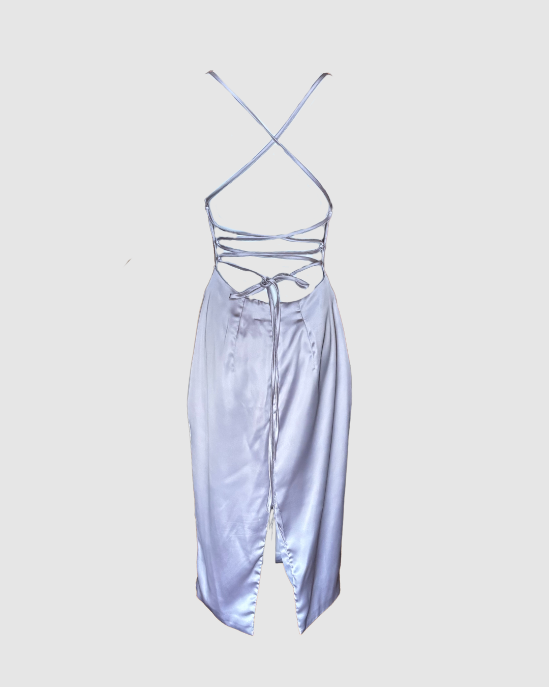 Vestido midi morado claro satinado sin espalda