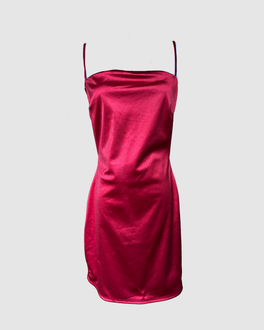 Vestido corto rojo satinado sin espalda