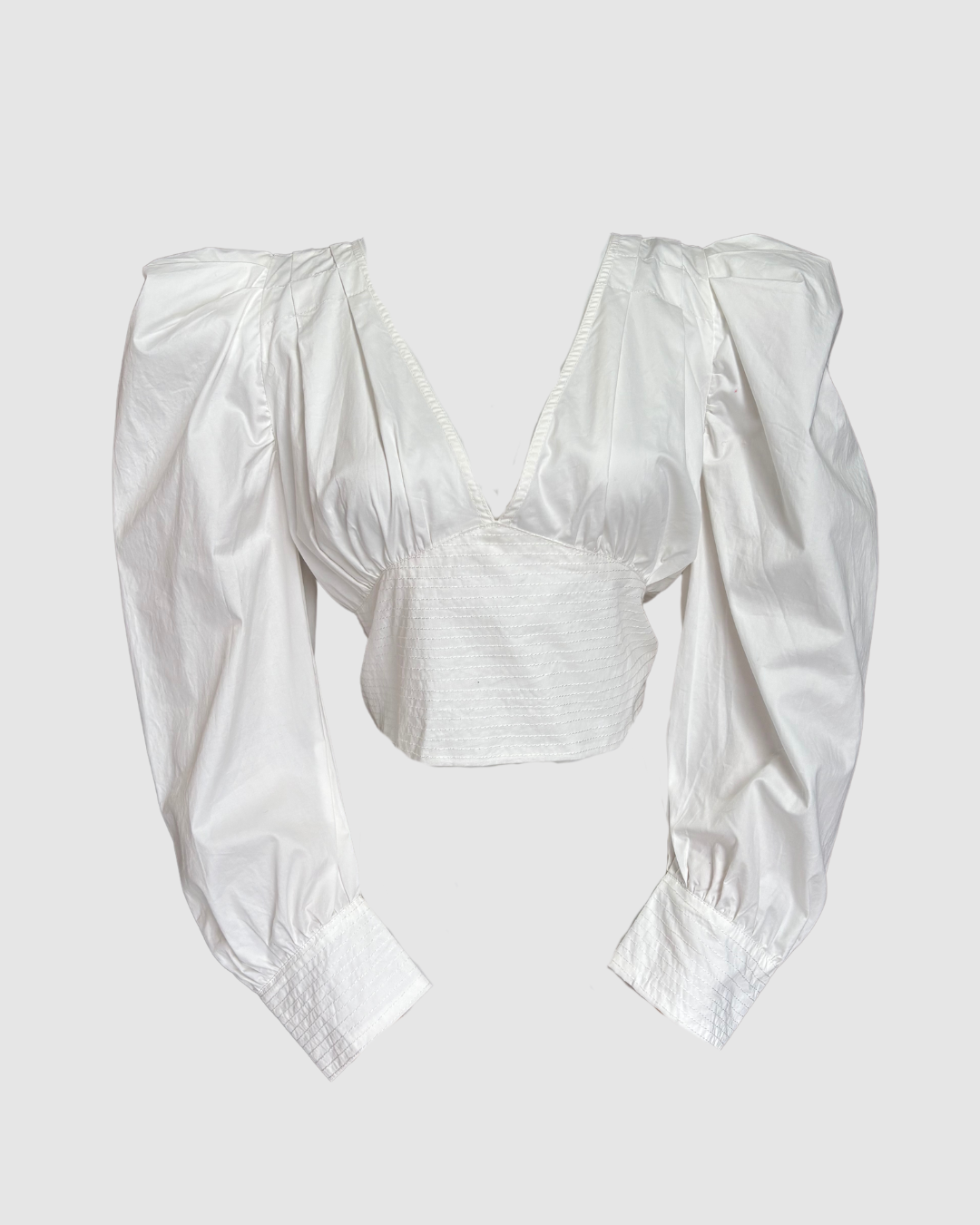Crop top blanco con moño en la espalda