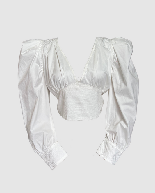 Crop top blanco con moño en la espalda