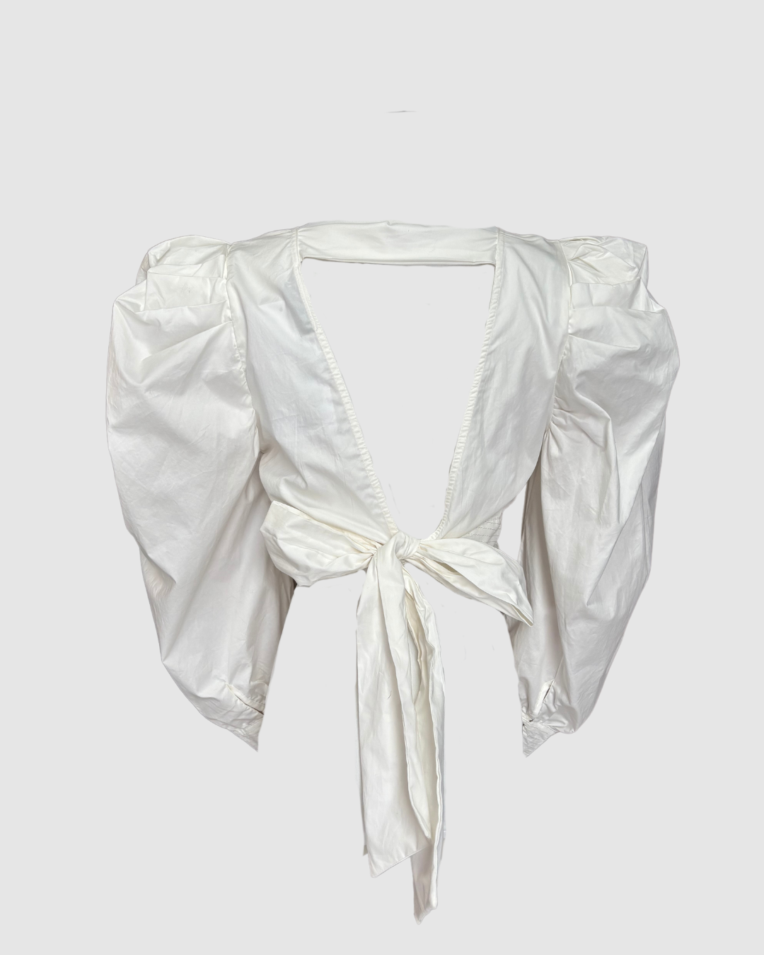 Crop top blanco con moño en la espalda