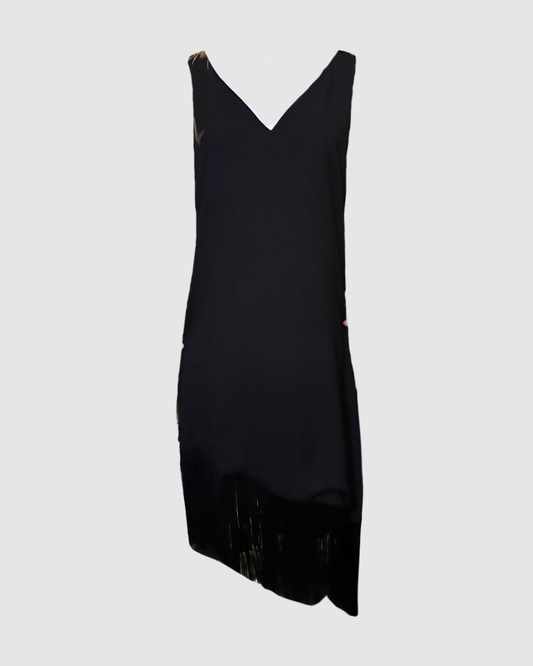 Vestido midi negro asimétrico con flecos