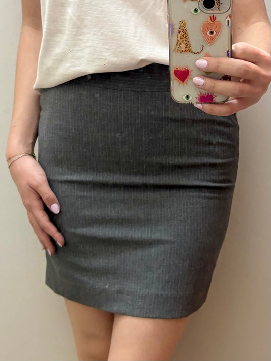 Falda mini gris claro con pin stripes