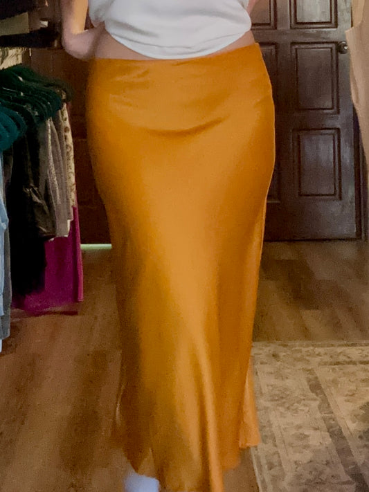Falda midi amarilla satinada