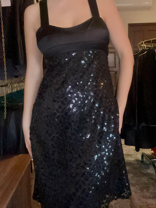 Vestido corto negro con lentejuelas