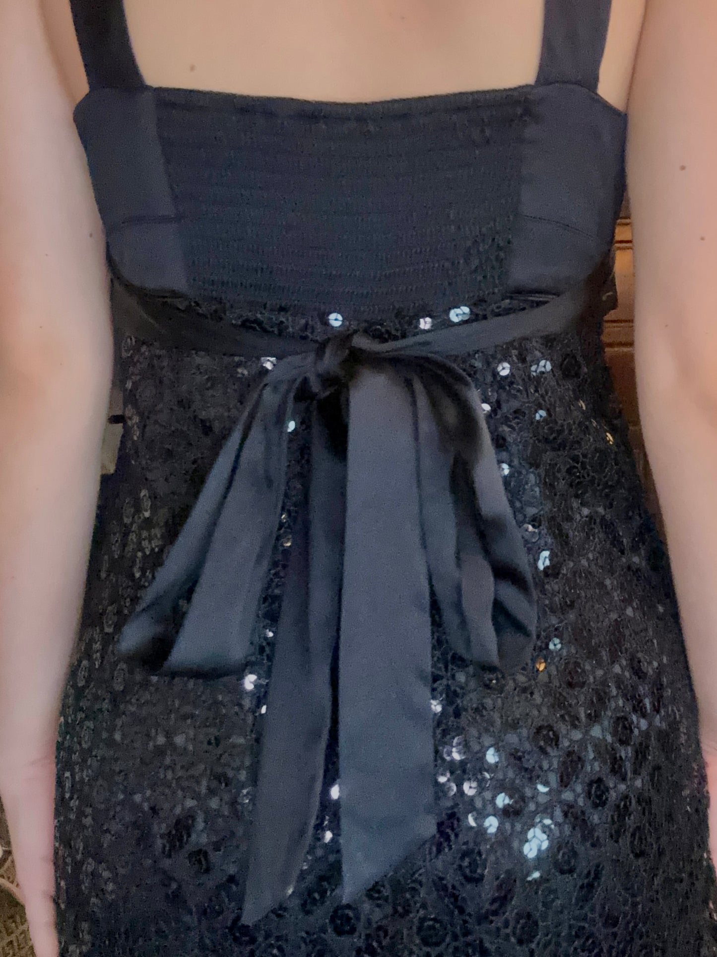 Vestido corto negro con lentejuelas