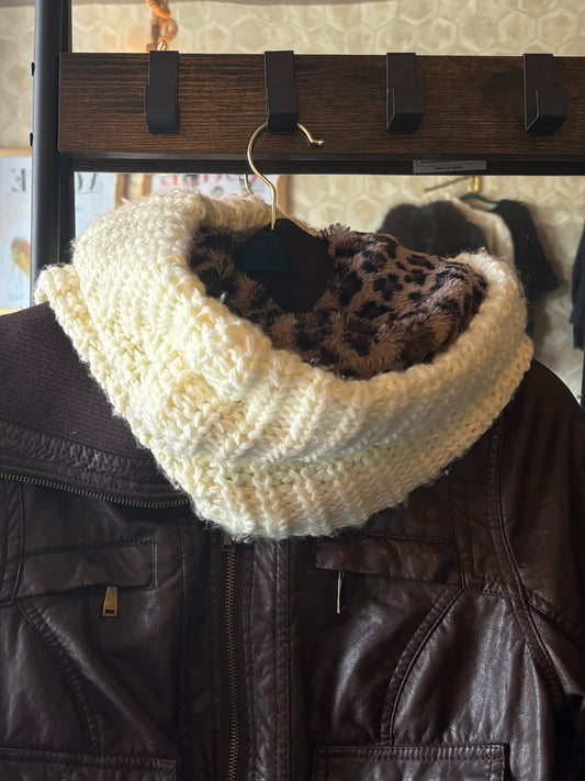 Cuello beige knitted con forro faux fur de leopard print