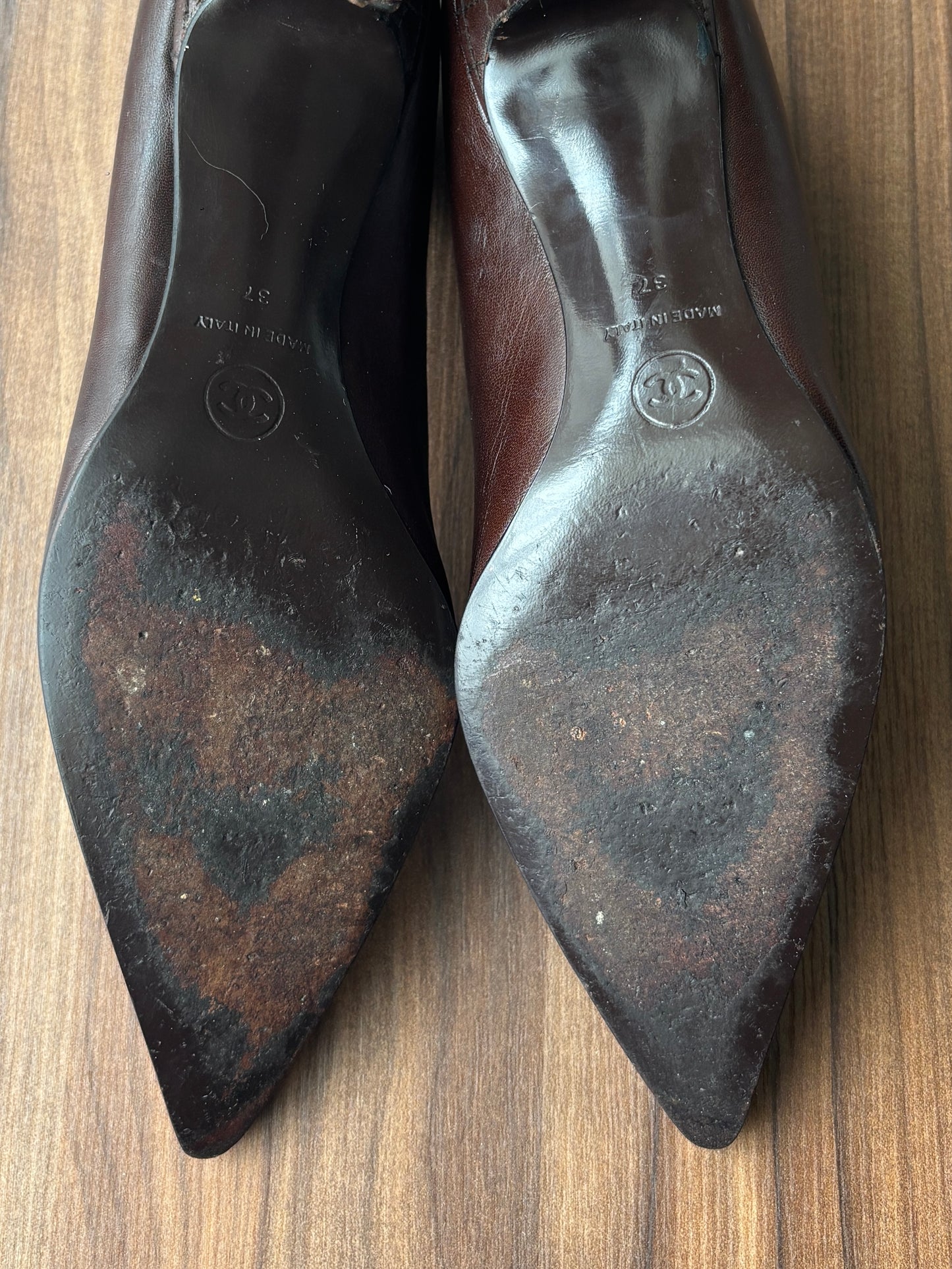 Chanel Interlocking CC Logo Leather Pumps
